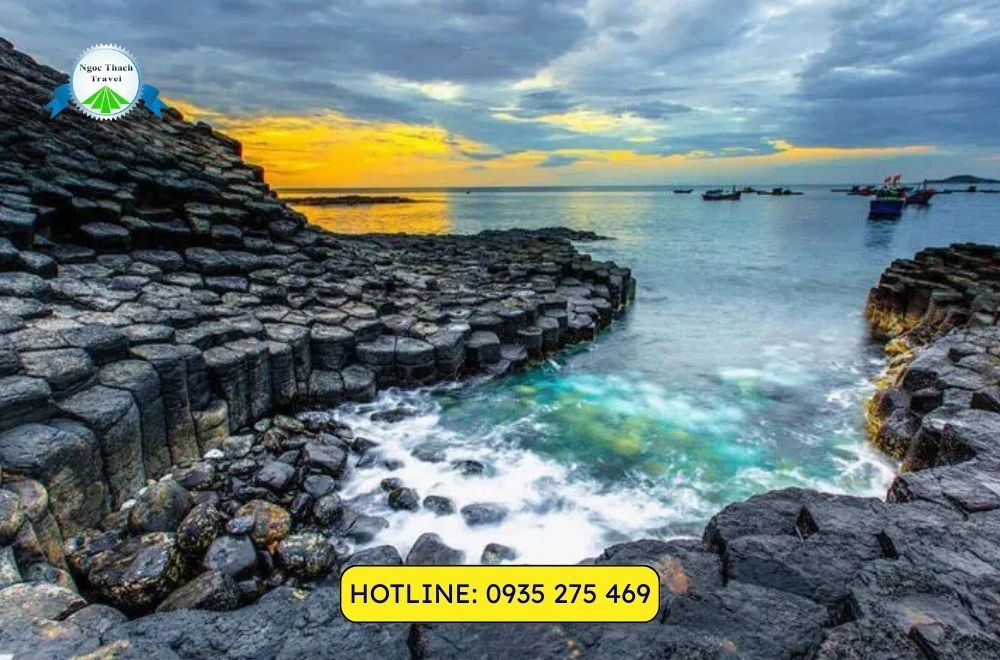 Ghềnh Bàng Đà Nẵng - Điểm Đến Hoang Sơ & Độc Đáo Giữa Biển Xanh