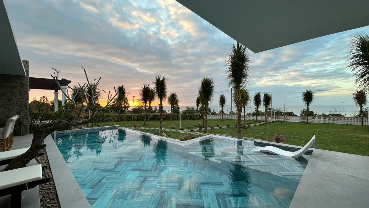 Tiệc cuối năm không cần ra nhà hàng – làm ở villa biển lại vui hơn nhiều